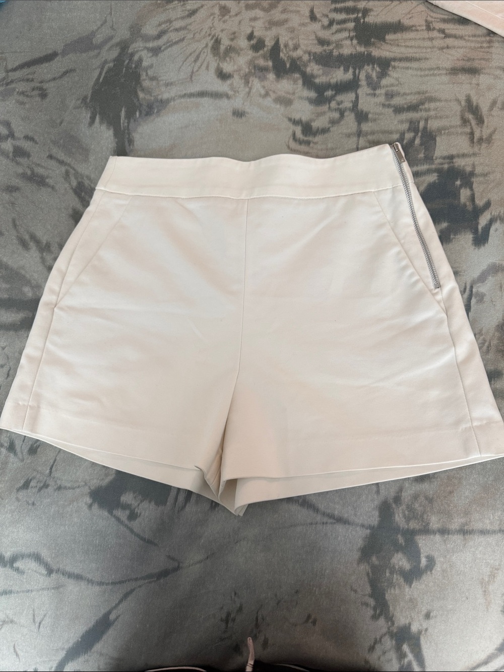 Zara Classic Cream High-Waist Women’s Shorts